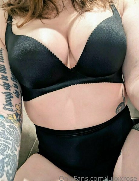 luxxxrose セックス女優 写真