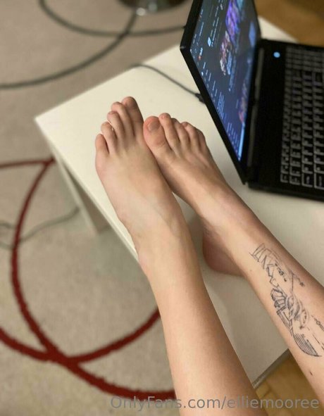 elliemooree アダルトモデル 写真