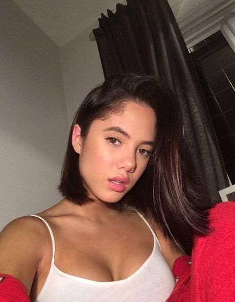 Saoirse Alicia Behzadi xxxスター 画像