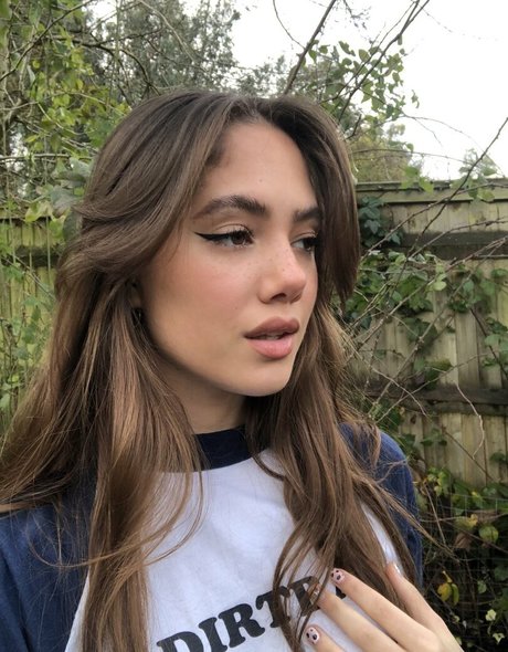 Saoirse Alicia Behzadi ポルノスター 美しい アーカイブ