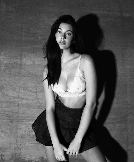 Sarah Waddles 裸のモデル 画像