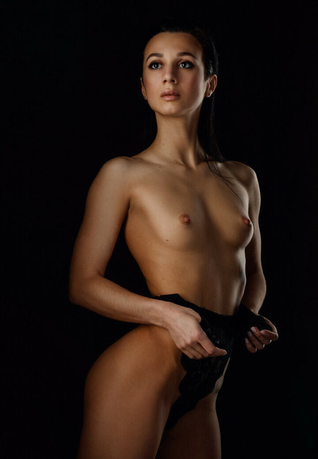 Aisha Ahmedova ヌードモデル 写真