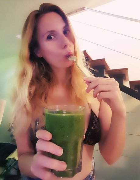 ellyedelweiss エロティック女優 写真