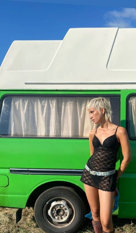 Anni Baumann アートモデル 写真