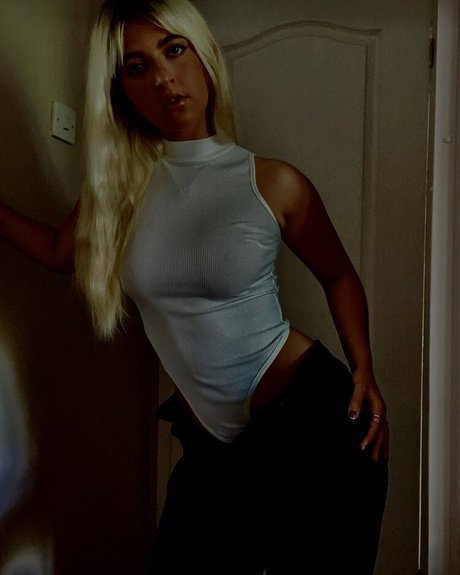 Izzy Taffs 素敵なモデル 画像