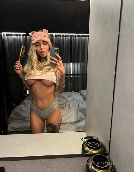 miafoxie ポルノスター エロティック 画像