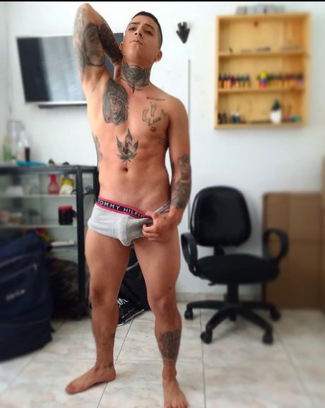 Miguel Angel Casta o ポルノスター ヌード 写真