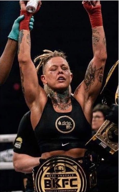 BBW 教師 OnlyFans 美しい裸 写真