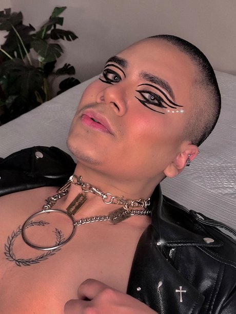 Enrique P rez 裸のモデル 画像