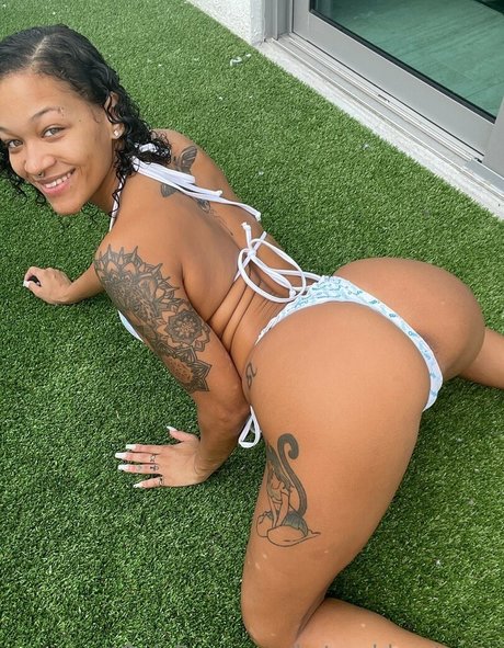 katgoddesstease かわいいモデル 写真