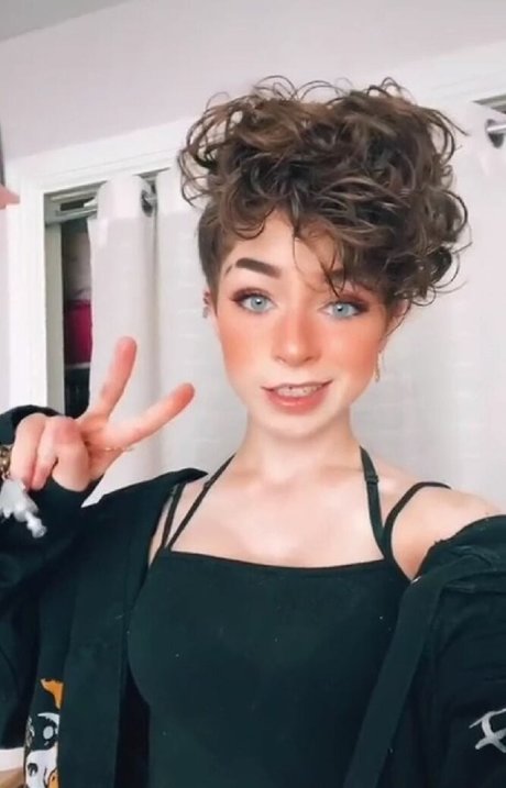 コメディアンのOnlyFans ホットヌード 写真