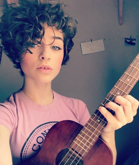 graceful addison ヌードのポルノスター 写真