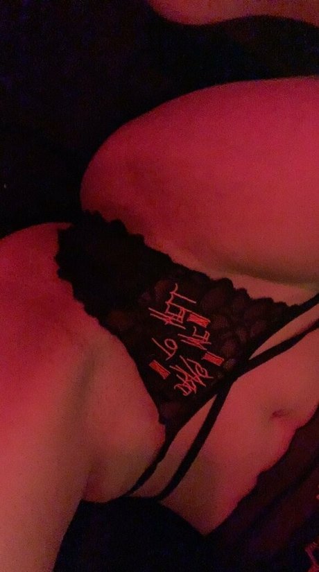 金髪の小柄なOnlyFans セクシーヌード 画像