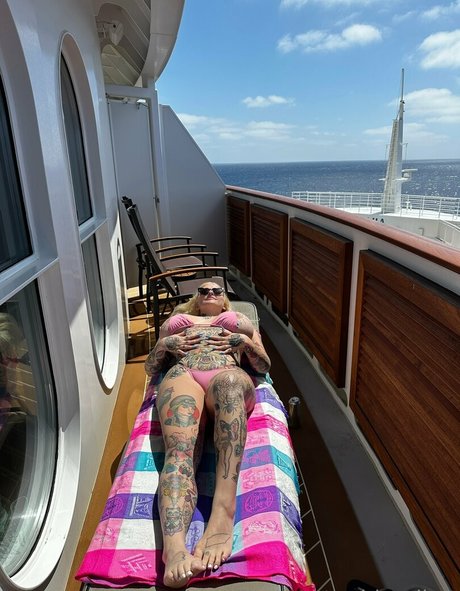 stupiderandhotter 裸の女優 ギャラリー