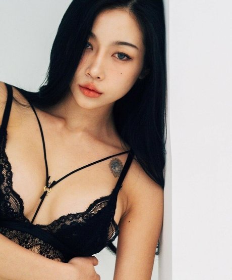 アジア人トゥインクOnlyFans アートヌード 画像