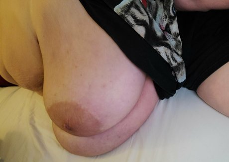 bustybigbooty ポルノモデル 写真