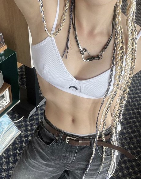 ビキニストリップOnlyFans アート裸 写真