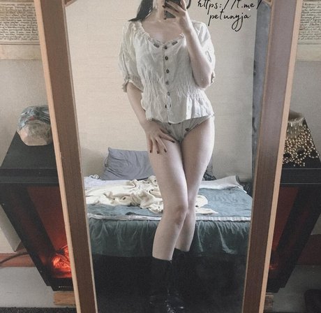 Petunyjaa 裸の女優 写真