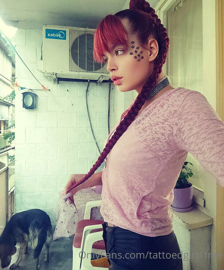 tattoedgirl1free 美しいモデル 写真