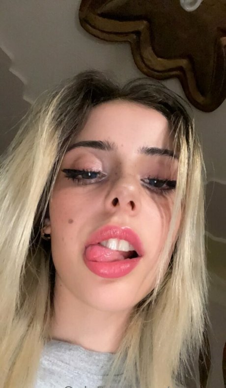 18歳のOnlyFans ポルノグラフィック ギャラリー