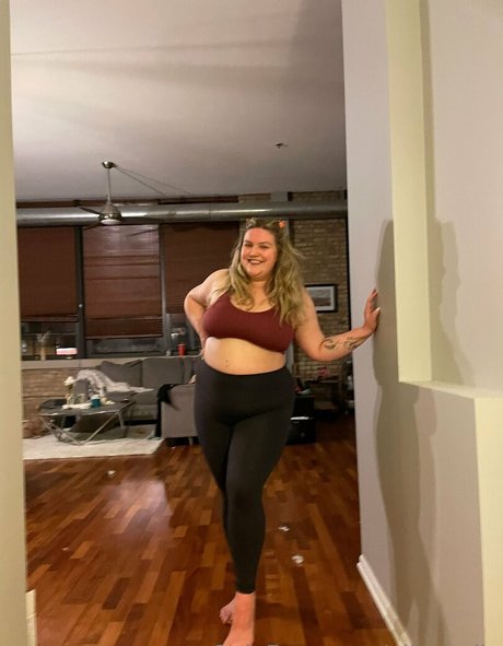 ellesbelly ポルノスター 写真