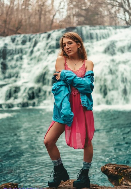 細身の巨乳OnlyFans ポルノ ギャラリー