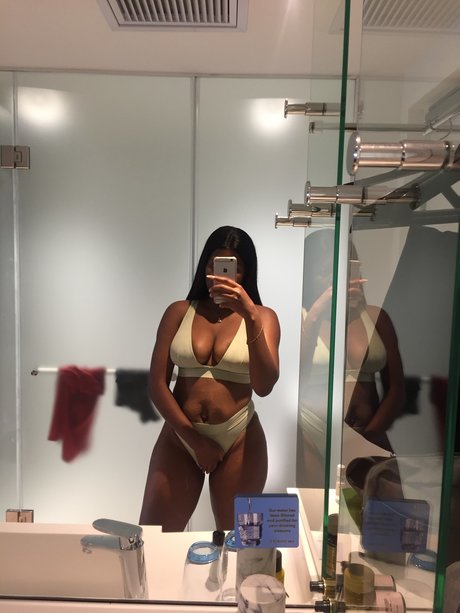 A Baddie 可愛いモデル 写真