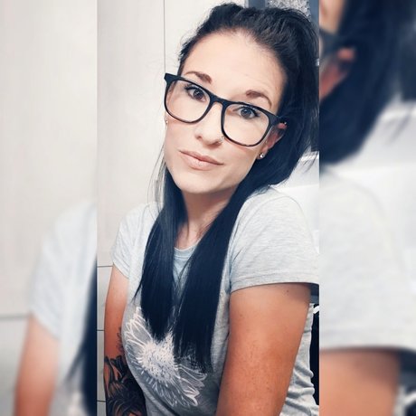 Dutch and Tatted セックスポルノスター ギャラリー