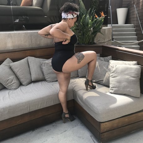 Rhodes Social Club ポルノモデル 写真