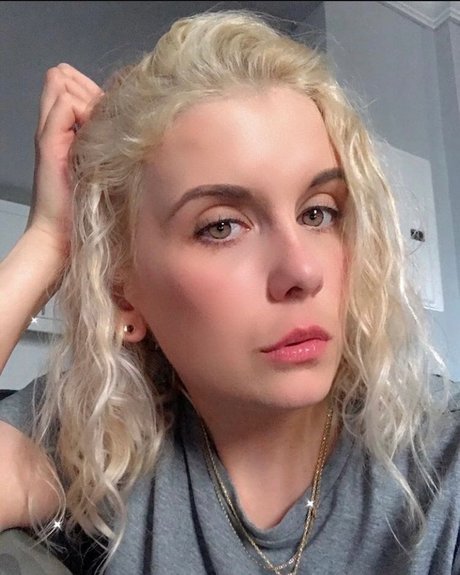 Cara mills エロティックなスター 画像