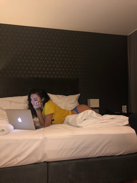 Chameen ポルノスター ヌード 画像