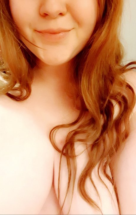 _Curvy Norwegian Redhead_ 美しいスター 写真