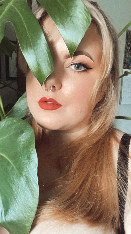 Curvy Meg ポルノスター トップ 画像