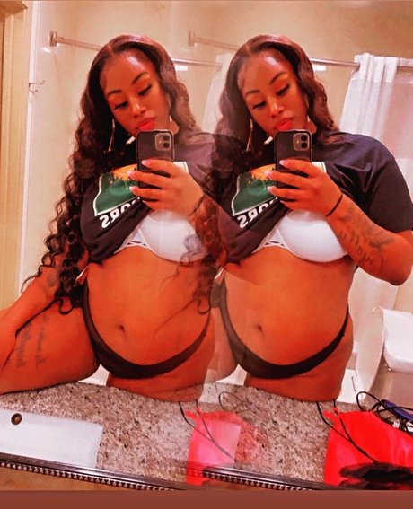 ニューハーフ 熟女 OnlyFans ポルノ 画像