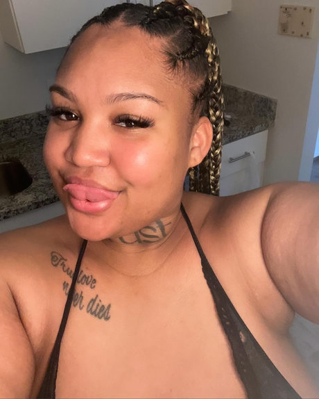 Hennessy Cole ホットモデル ギャラリー