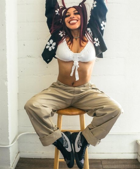 エモオンリーファン 無料裸 画像