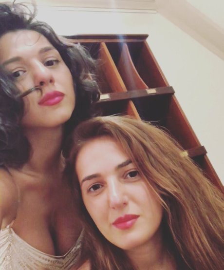 おばあちゃんの巨乳OnlyFans アート裸 画像