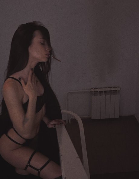 小柄なブロンドの熟女OnlyFans ヌード 写真