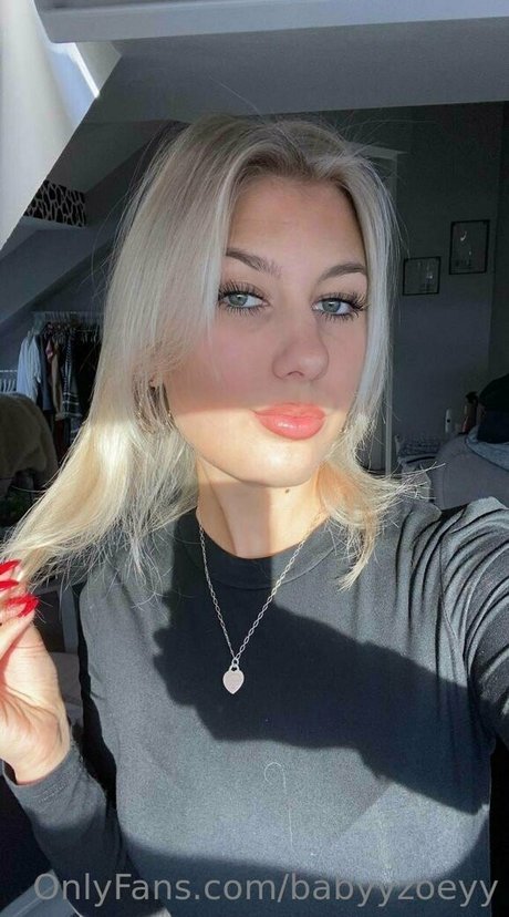babyyzoeyy エロティックモデル 画像