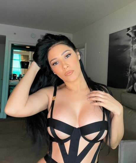 Simone E Simaria ポルノモデル 画像