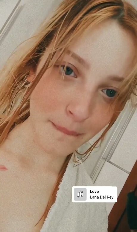 Agnese Innocente 裸モデル 写真