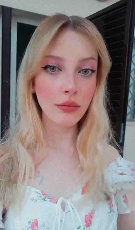 Agnese Innocente スター ヌード 画像