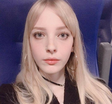 18歳のOnlyFans ポルノグラフィック 写真