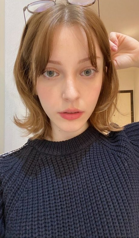 小柄なブロンドの熟女OnlyFans ポルノグラフィック 画像