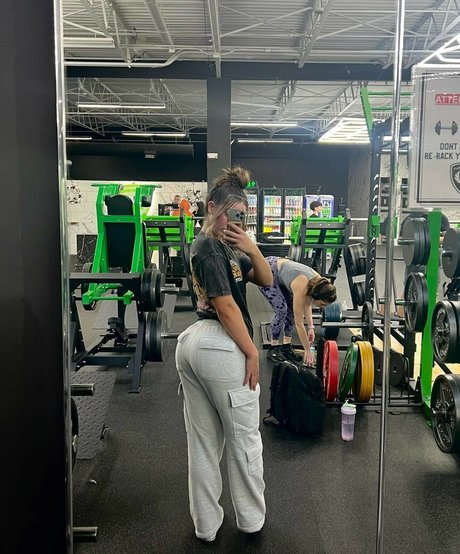 小人エボニーOnlyFans セクシー 写真