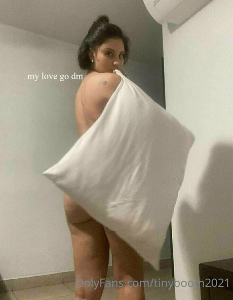 公共の場での猫のOnlyFans ヌード 画像