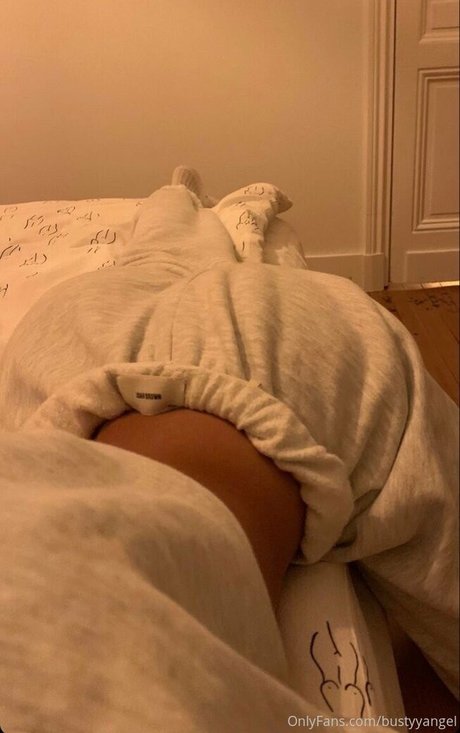 ランジェリーベイビーOnlyFans ポルノ 写真