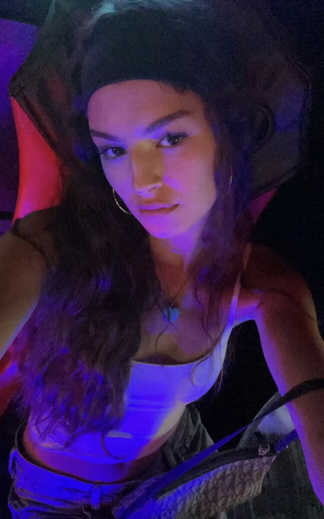 痩せた金髪の熟女OnlyFans アート裸 画像