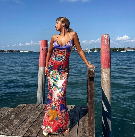 公共の場での猫のOnlyFans ホットポルノ 写真