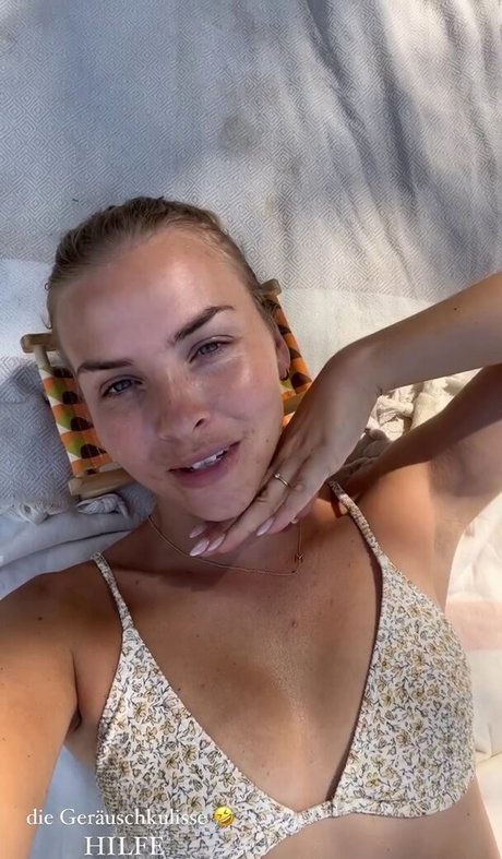 金髪ストリップOnlyFans セクシーヌード 写真